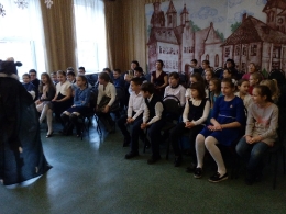 В Детско-юношеском центре города Гвардейска стартовал марафон новогодних утренников. Сегодня Дед Мороз, Снегурочка и сказочные персонажи встретили ребят_14